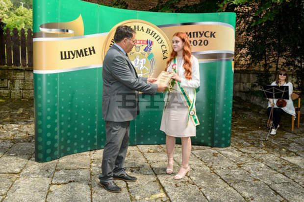 Кметът на Шумен Любомир Христов награди първенците от "Випуск 2020" Кметът на Шумен Любомир Христов награди първенците от "Випуск 2020"