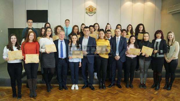 В Търговище евродепутатът Асим Адемов награди участниците в конкурса "Будителите на моя роден край, които трябва да помним"