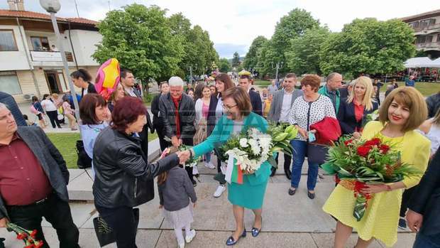 Ще направим преизчисляване на пенсиите и необлагаем минимум за млади семейства,заяви Нинова в Ковачевци