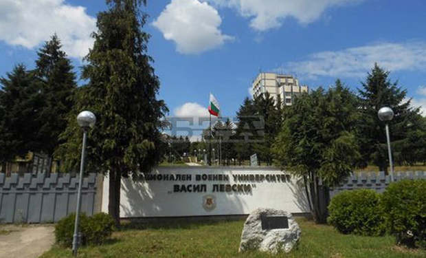 Представители на НВУ "Васил Левски" ще поднесат цветя пред паметника на Апостола в центъра на Велико Търново днес