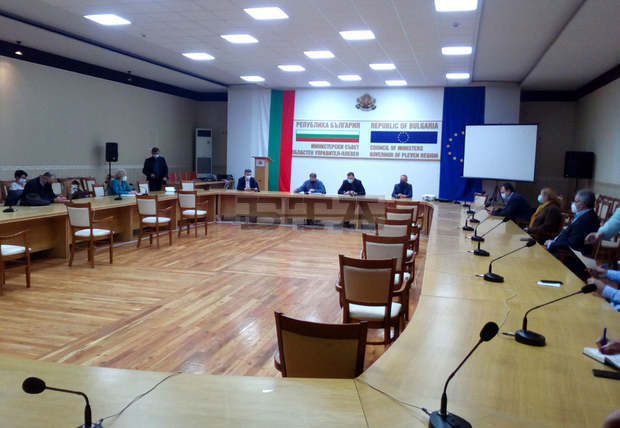 В Плевен се предприемат още мерки срещу коронавируса във фирмите, обществения транспорт, клубовете и масовите мероприятия