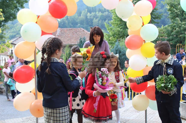 Близо 160 първокласника посрещнаха училищата в Тетевен