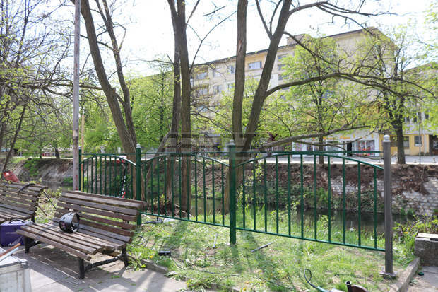Монтира се ограда по коритото на р. Струма в центъра на Перник Монтира се ограда по коритото на р. Струма в центъра на Перник