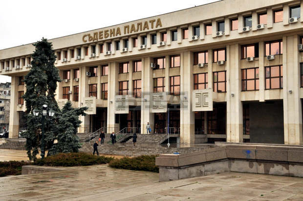 Бургаският окръжен съд допусна подсъдимият общински съветник Бенчо Бенчев да напусне странатаза лечение в определен срок Бургаският окръжен съд допусна подсъдимият общински съветник Бенчо Бенчев да напусне странатаза лечение в определен срок