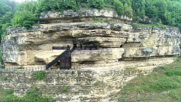 Община Опака ще управлява Скалния манастир край село Крепча