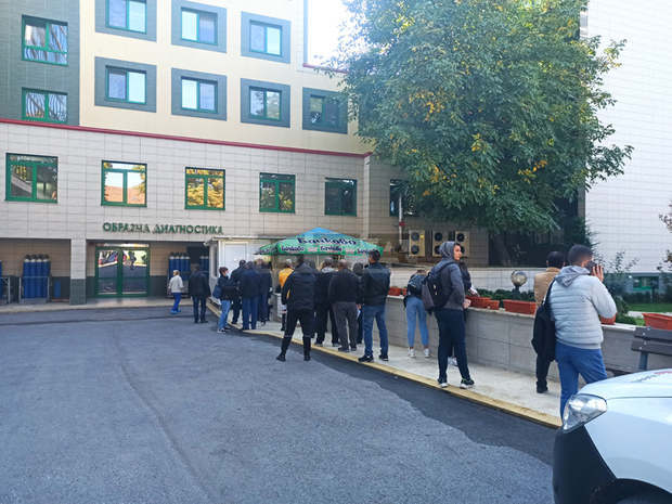 Опашки от чакащи се извиха пред ваксинационните пунктове в Пловдив