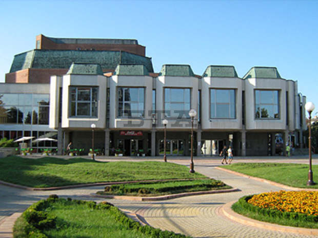 Плануваният за тази вечер в Бургас спектакъл "Виенска кръв" се отлага