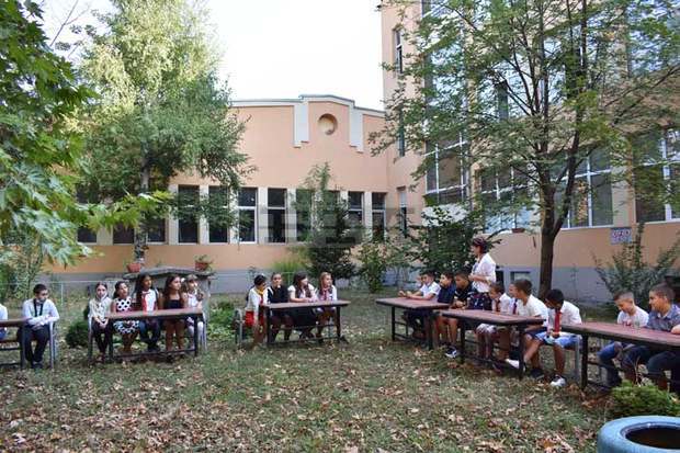 В класни стаи на открито започна първият учебен ден в част от великотърновските училища