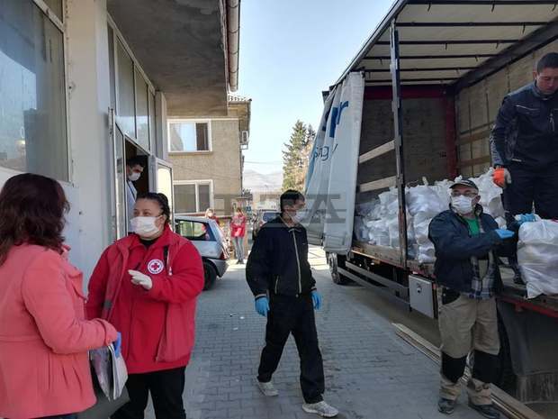 Община Троян започва раздаването на 205 пакета хранителни продукти на нуждаещи се Община Троян започва раздаването на 205 пакета хранителни продукти на нуждаещи се