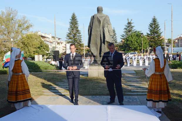 Министърът на отбраната и кметът на Добрич откриха паметна плоча на загиналите добруджанци във Втората световна война