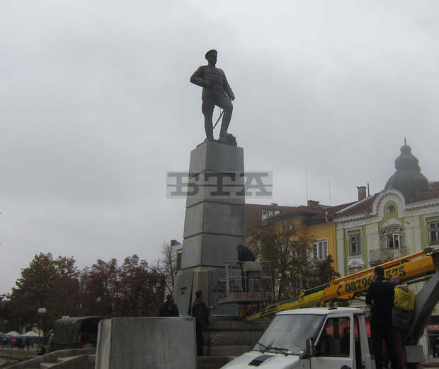 В Плевен днес монтират петте фигури на паметника на Девета пехотна Плевенска дивизия В Плевен днес монтират петте фигури на паметника на Девета пехотна Плевенска дивизия