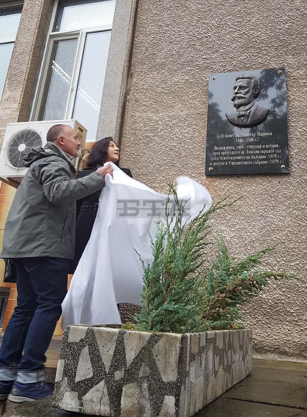 Паметник на възрожденеца и първи председател на съда в Лом откриха пред Съдебната палата в града