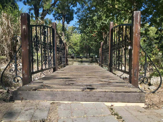 Община Кубрат реконструира декоративен мост в градския парк