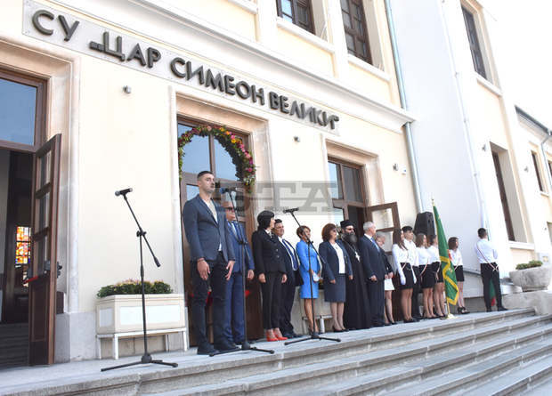 Първокласници от видинското училище "П.Р.Славейков" посрещнаха първия учебен ден в национални носии