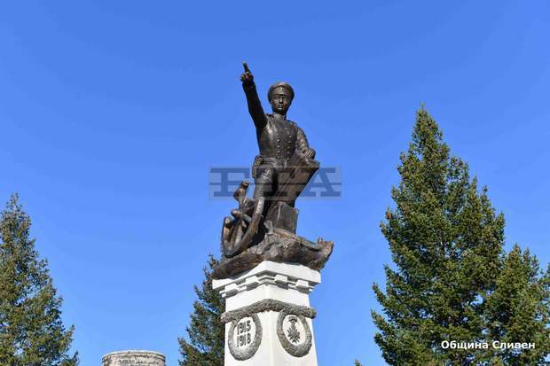 Бетонната фигура на Паметника на Шести артилерийски полк в Сливен е подменена с месингова реплика