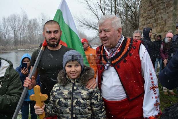 Шестнайсет мъже се хвърлиха за кръста в река Росица край Павликени