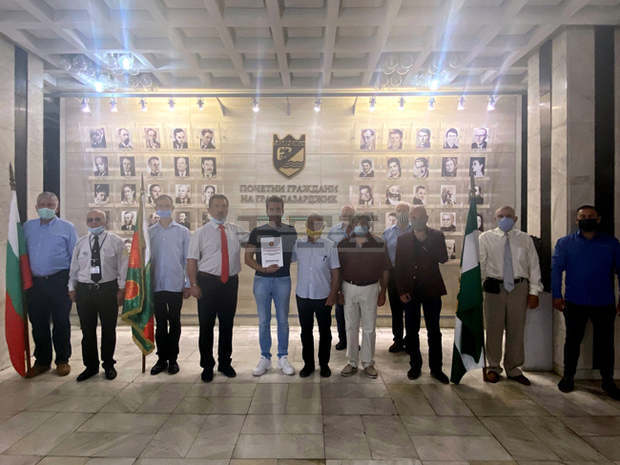 Запасните офицери от Пазарджик връчиха на кмета Тодор Попов морално отличие