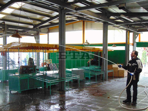 Общинският пазар в Шумен е измит и дезинфекциран, преди да заработи отново