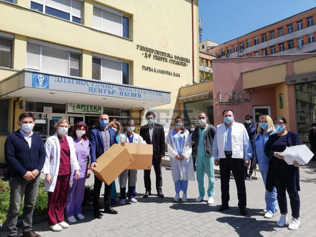 Клиничната лаборатория на Университетската болница "Д-р Г.Странски" в Плевен получи дарение висок клас защитни облекла и очила Клиничната лаборатория на Университетската болница "Д-р Г.Странски" в Плевен получи дарение висок клас защитни облекла и очила