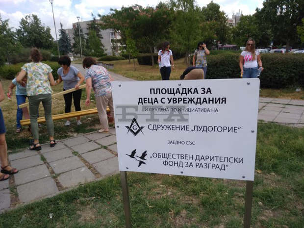 С лични средства обновиха пейките около новоизграждаща се детска площадка за деца с увреждания в Разград