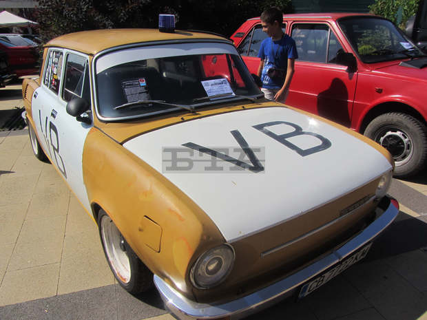 Сто и двадесет автомобила и десетки мотоциклети бяха показани на ретро парад в Перник