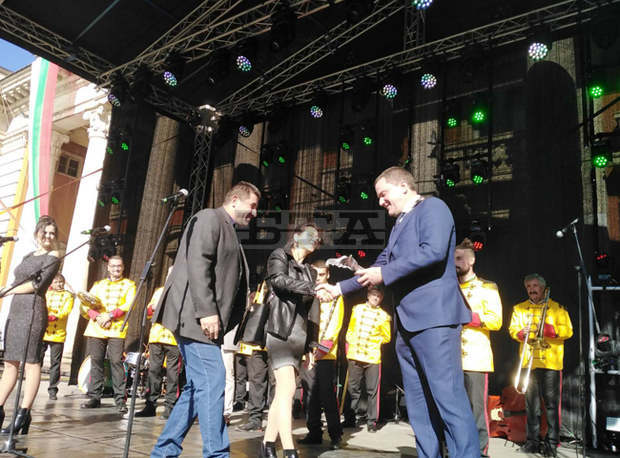 Перничани връчиха благодарствен плакет на кмета