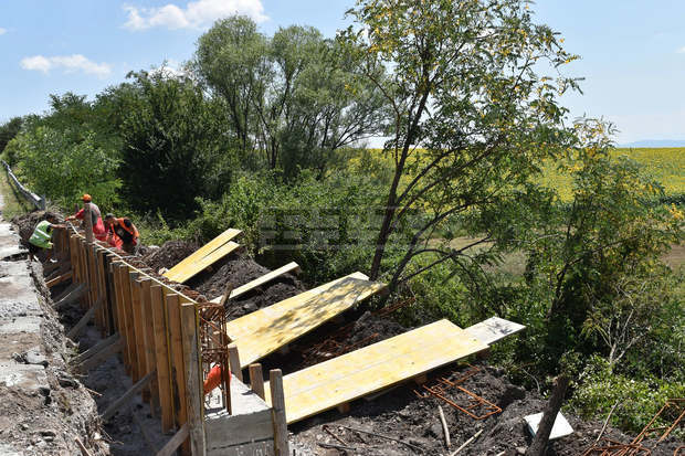 Укрепва се платното на пътя за Трън