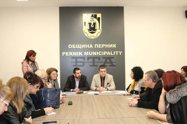 Раздадени са 390 000 литра минерална вода на учебните заведения в община Перник