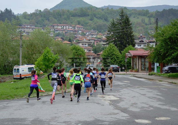 Над 80 атлети се включиха в Националния шампионат по планинско бягане в Тетевен