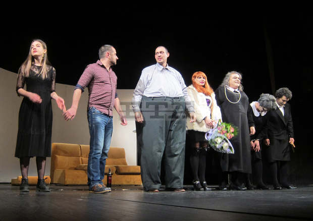 "Натюрморт със затлъстял племенник" е необичайна история, разказана с хумор в сезон 100 на Плевенския театър