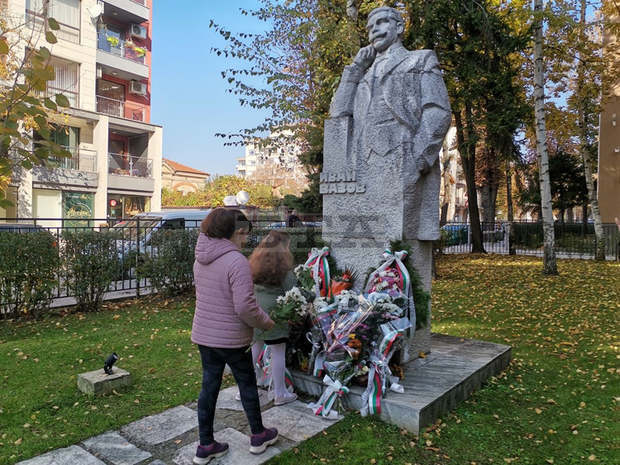 В Плевен и без официален ритуал граждани почитат будителите с цветя пред паметника на Вазов