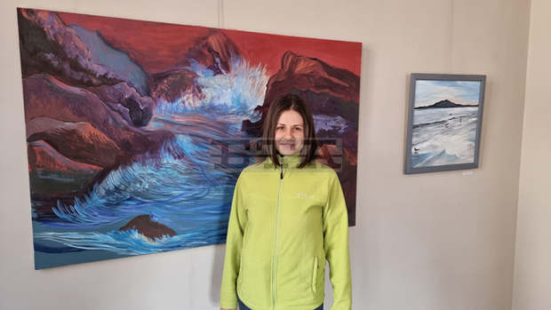 Младата художничка Ралица Енчева откри първа самостоятелна изложба в Плевен, вдъхновена от морето