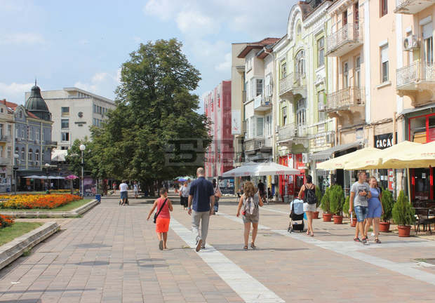 В Плевен обявиха обществена поръчка за ремонт на част от централната пешеходна зона В Плевен обявиха обществена поръчка за ремонт на част от централната пешеходна зона