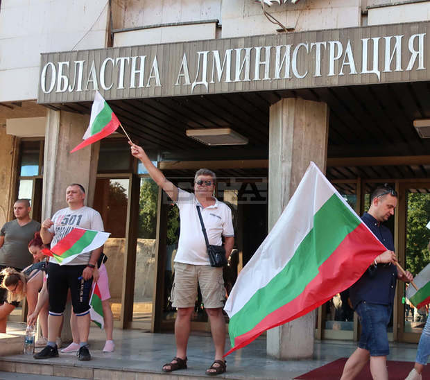 За пета поредна вечер в Плевен е организиран протест с искане за оставката на правителството и на главния прокурор