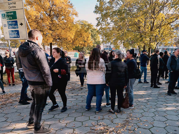 Служители в ресторантьорския бранш излязоха в Пловдив на протест срещу зелените сертификати