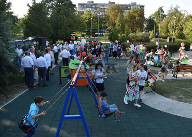 Деца и дарители се събраха за откриването на реновираната детска площадка в Разград