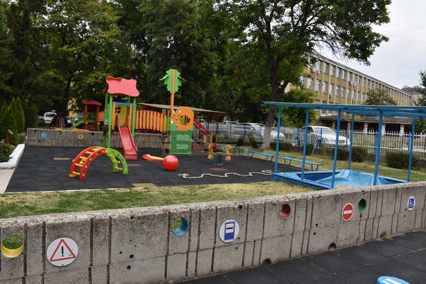 Община Пловдив започва програма за облагородяване на училищните дворове Община Пловдив започва програма за облагородяване на училищните дворове