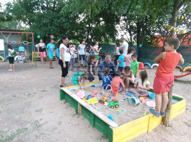 В Плевен откриха детска площадка, дело на граждани от квартала