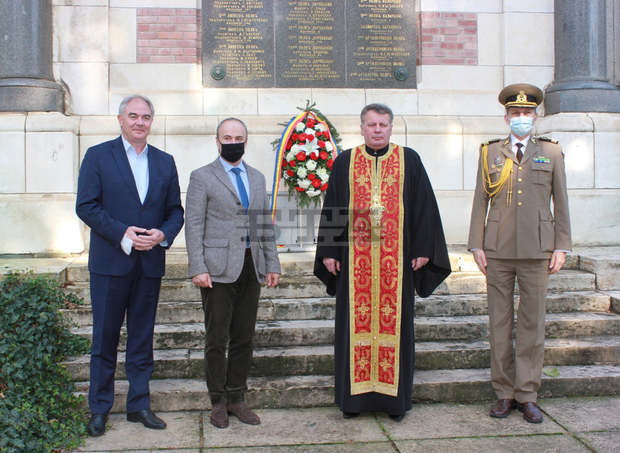 С поднасяне на цветя на признателност в Плевен и Гривица бе почетен Денят на Румънската армия