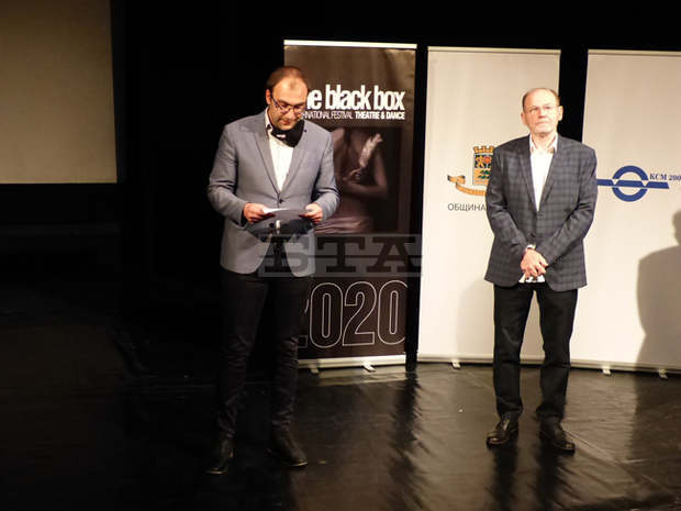 Със спектакъла "Три - спектакъл за търсенето" в Пловдив започна 14-ия Международен фестивал за театър и съвременен танци "Черната кутия"