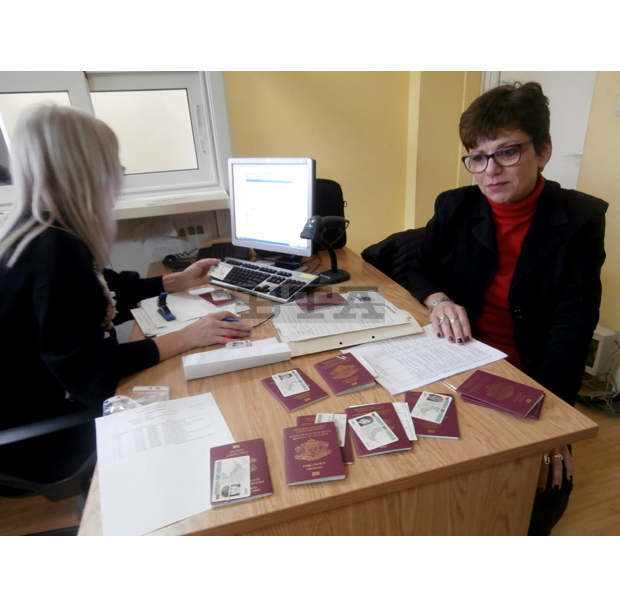 Осъществен е първият организиран прием за подмяна на документи за самоличност на работещите в училище в Търговище