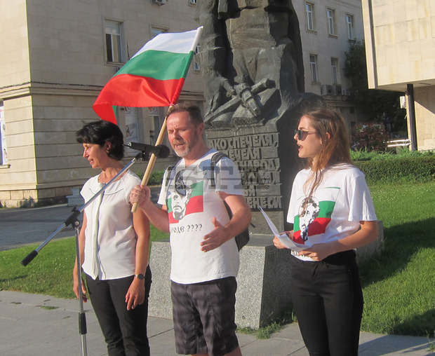 Участниците в националния поход "По стъпките на Апостола" се поклониха пред паметника на Левски в Плевен