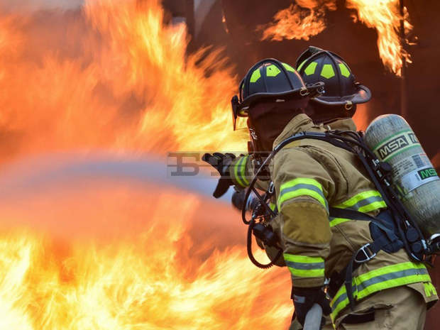 Жена остана без дом след пожар, пламнал в съседски двор в търговищкия квартал "Бряг"
