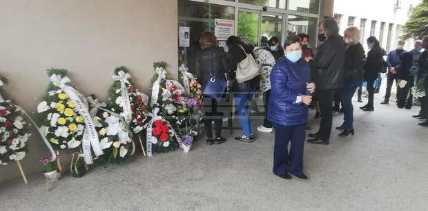 Поклонение в памет на д-р Илияна Иванова, починала след боледуване от COVID-19, се състоя в Сливен Поклонение в памет на д-р Илияна Иванова, починала след боледуване от COVID-19, се състоя в Сливен