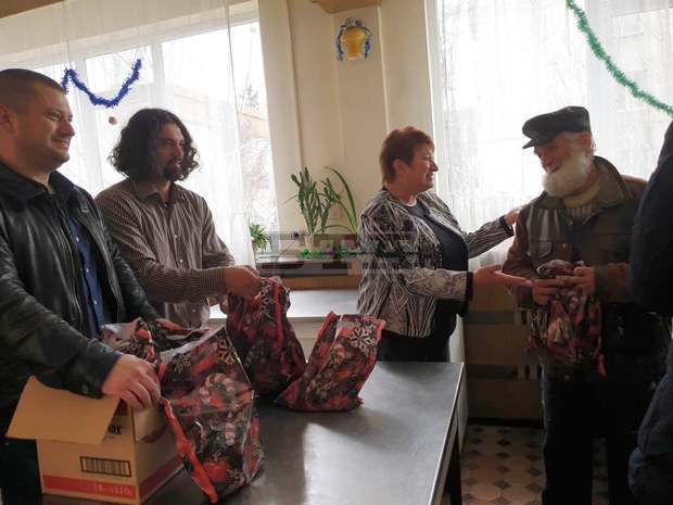 Хранителни продукти дари на социална трапезария в Търговище депутат