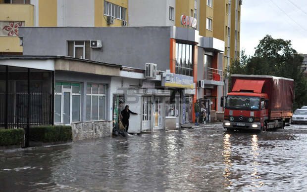 След порой в Хасково са подадени 11 сигнала за наводнени участъци и инциденти
