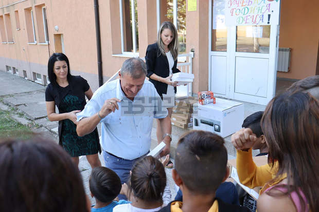 Нови компютри и таблети са получили деца, лишени от родителска грижа в Попово