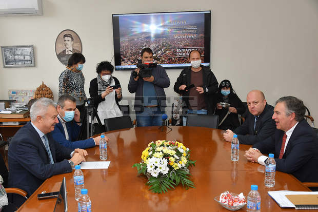 Посланикът на Испания разгледа в Монтана завод на испански инвеститор