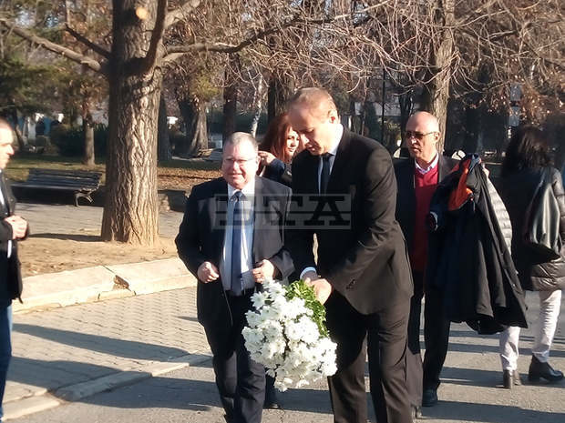 Израелският посланик Йорам Елрон и кметът на Кюстендил поднесоха цветя на паметника на Димитър Пешев в Кюстендил