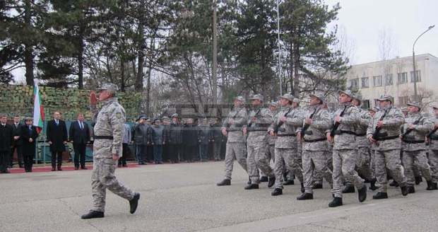 Президентът и министърът на отбраната участваха в празника за откриване на новото ВВВУ и връчване бойното му знаме